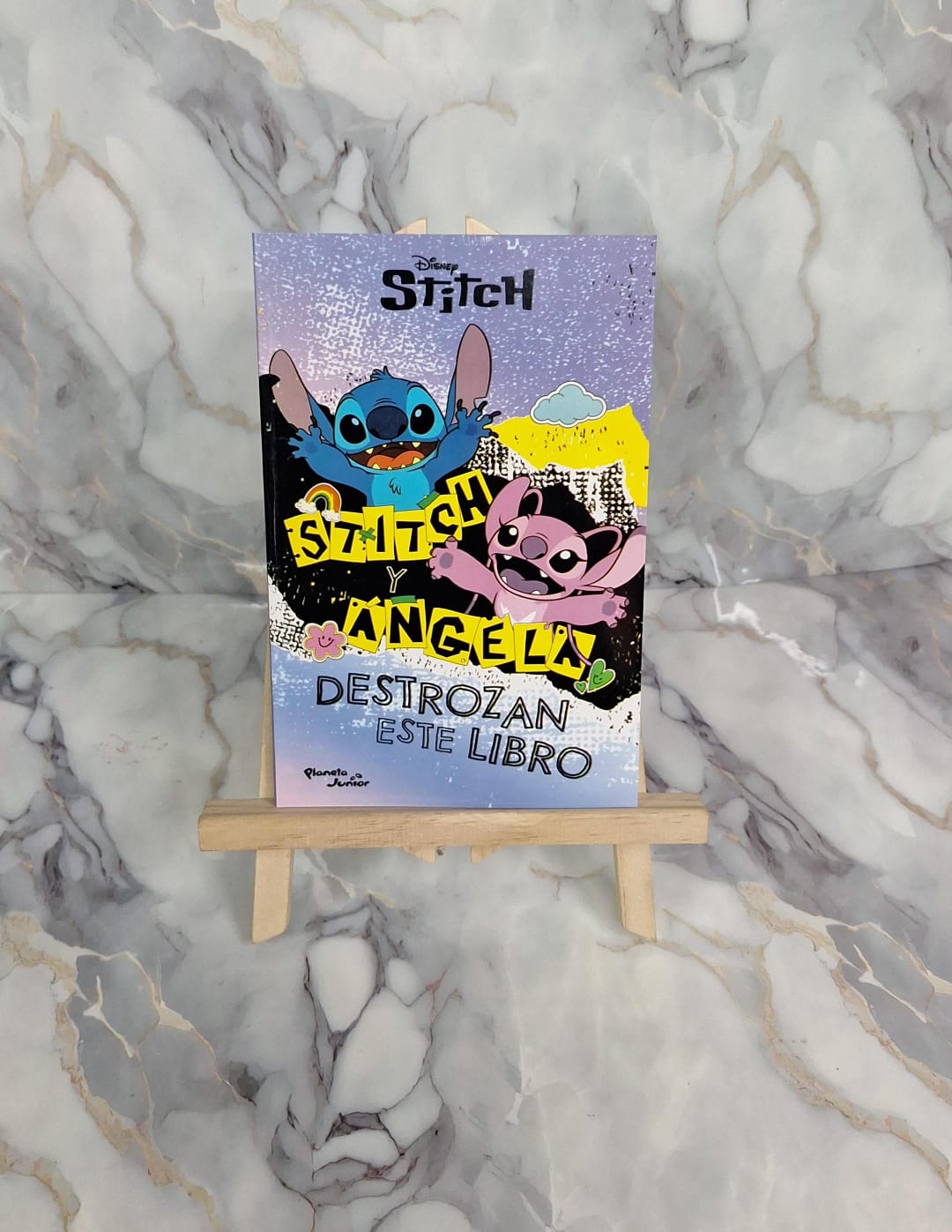 Stitch y Ángela destroza este libro